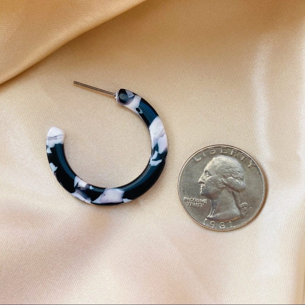 LAST ONE 💕Acrylic Black and White Hoop Earrings - Picture 3 of 3